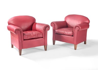 une paire de fauteuils en cuir rouge sur fond blanc