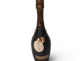 une bouteille de champagne sur fond blanc, accompagnée d'une étiquette