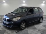 la photo d'une petite camionnette bleue garée dans un garage