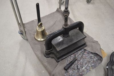 un objet métallique posé sur une table