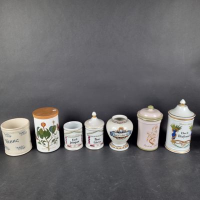 six tasses à thé et à café de types différents alignées sur une table