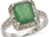 bague en émeraude et diamant sur fond blanc