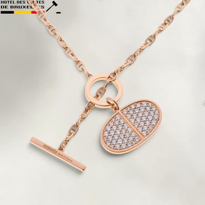 une image représentant un collier orné d'une raquette de tennis et d'une balle de tennis