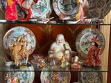 une vitrine en verre sur laquelle sont disposés de nombreux objets décoratifs