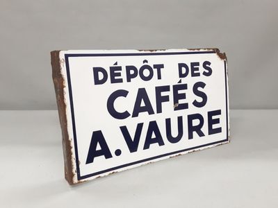 un panneau blanc avec une inscription noire indiquant « Dépôt des Cafés à Vaure »