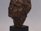 un buste d'homme en bronze sur un socle en marbre noir