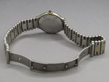 une montre posée sur un bracelet, sur une table