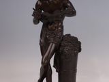 l'image d'une statue de bronze représentant un homme tenant un seau