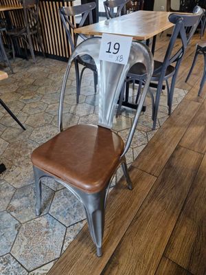 des tables et des chaises dans un restaurant, avec une étiquette de prix au dos