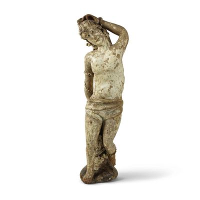 une vieille statue représentant un homme, les mains sur la tête