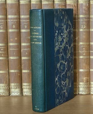 un livre posé sur une table devant une rangée de livres