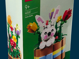 une boîte contenant un lapin en peluche dans un pot de fleurs