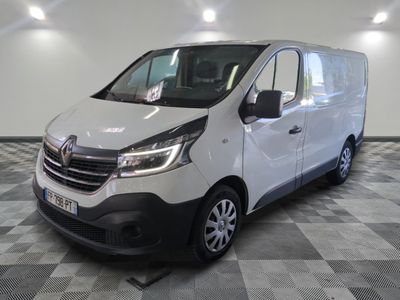 la camionnette blanche est garée sur le sol en damier d'une pièce