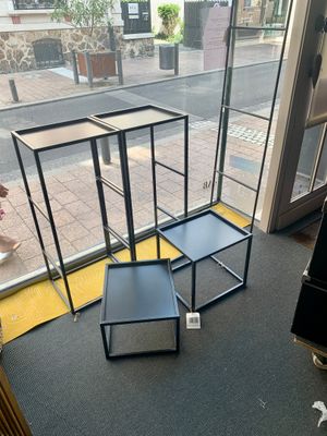 deux tables placées devant une fenêtre