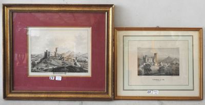 deux photos encadrées représentant une ville et un château, accrochées au mur