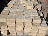 un tas de briques posé sur une palette à côté d'un camion