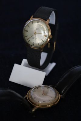 deux montres exposées sur un support noir