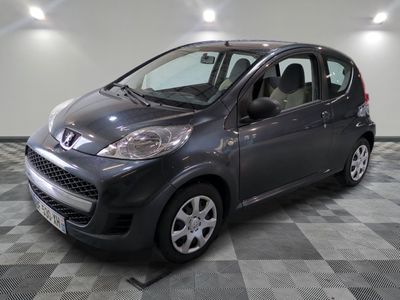 la photo d'une petite voiture garée dans un garage