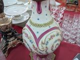 un vase posé sur une table dans une pièce