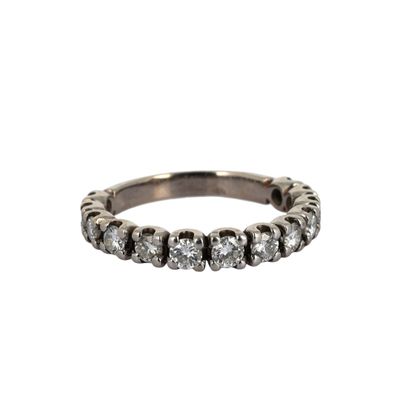 gros plan d'une bague en diamant sur fond blanc