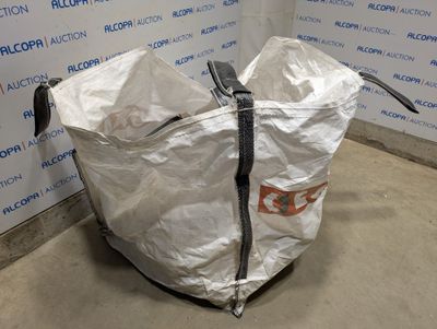 une image représentant un sac muni d'une anse dans une pièce