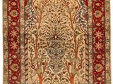 un tapis rouge et beige orné d'un motif floral