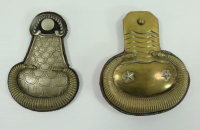 deux objets métalliques posés sur une surface blanche