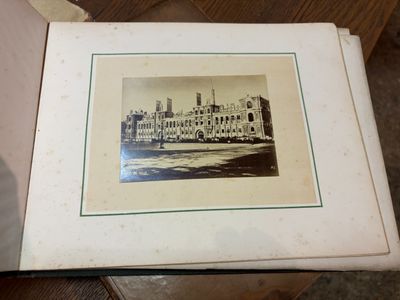 une photo d'une photo d'un bâtiment qui figure sur la photo