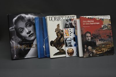 trois livres sont empilés sur une table
