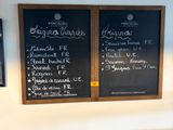 deux panneaux de menu accrochés au mur d'un restaurant