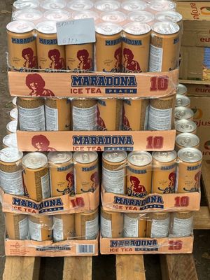 plusieurs canettes de bière empilées les unes sur les autres sur une palette