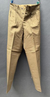 une photo d'un pantalon beige accroché au mur