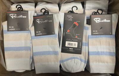 quatre paires de chaussettes blanches et bleues pour homme dans une boîte