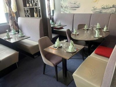 Il y a beaucoup de tables et de chaises vides dans ce restaurant.