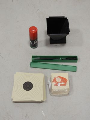 une photo d'une table sur laquelle se trouvent quelques objets