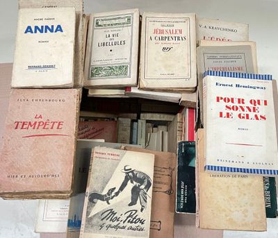plusieurs livres empilés les uns sur les autres