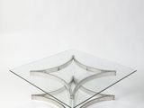 une table basse en verre et chrome avec un plateau carré en verre