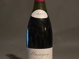 une bouteille de vin posée sur une table