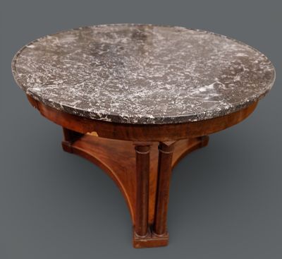 "Guéridon rond à plateau de marbre gris veiné à cuvette, rep…