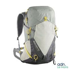l'arrière d'un sac à dos gris et gris avec des fermetures éclair jaunes