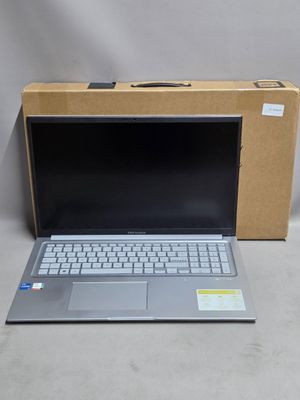 un ordinateur portable ouvert posé sur une boîte en carton