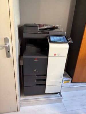une imprimante multifonction rangée dans un coin d'un placard