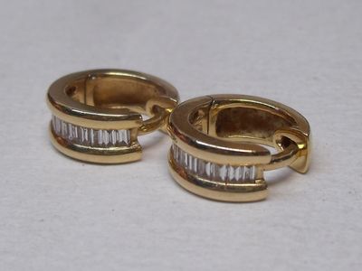 Paire de boucles d’oreilles en or jaune 18K, serties de diam…