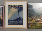 trois affiches encadrées accrochées au mur d'une pièce