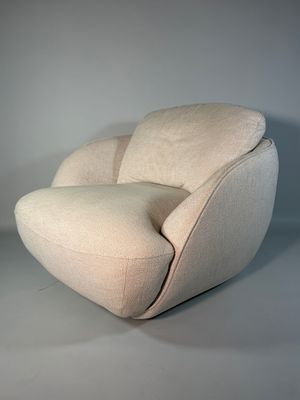 une chaise blanche posée sur un sol blanc