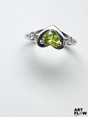 une image d'une bague sertie d'un péridot