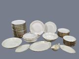 beaucoup d'assiettes et de cuillères posées sur une table