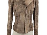 une veste en cuir marron sur une tête de mannequin
