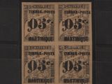 quatre timbres sur une feuille de papier où figure l'image d'une femme