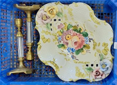 un panier bleu contenant une assiette et un bougeoir